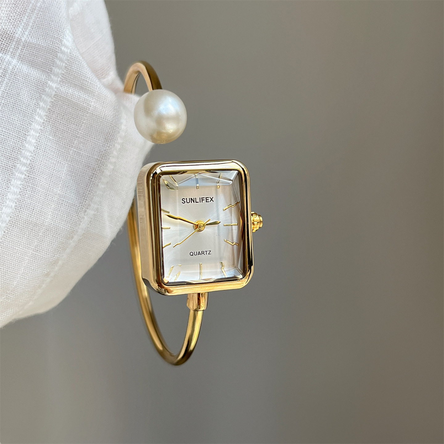 Damenuhr Gold Quadrat Perlenar – Luxury Watch Square Bewertung und Preis