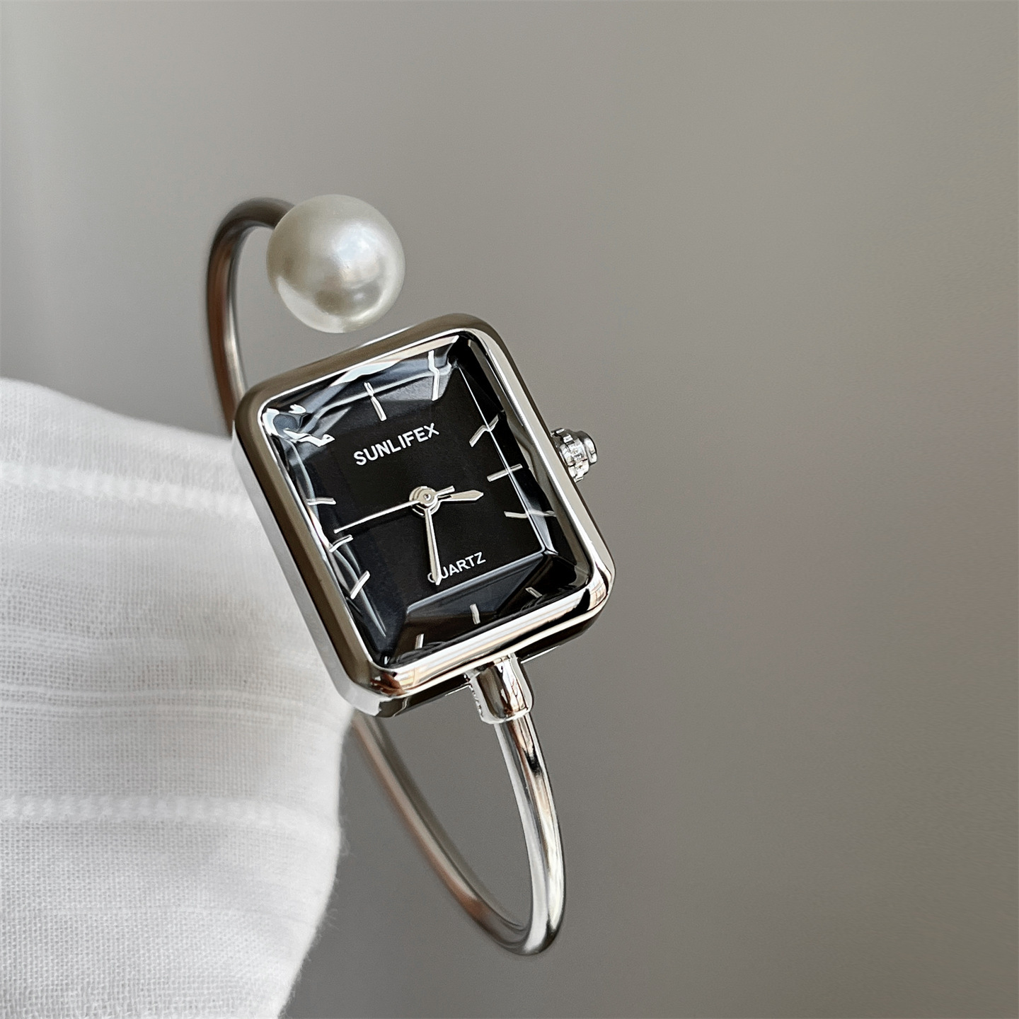 Damenuhr Gold Quadrat Perlenar – Luxury Watch Square Bewertung und Preis